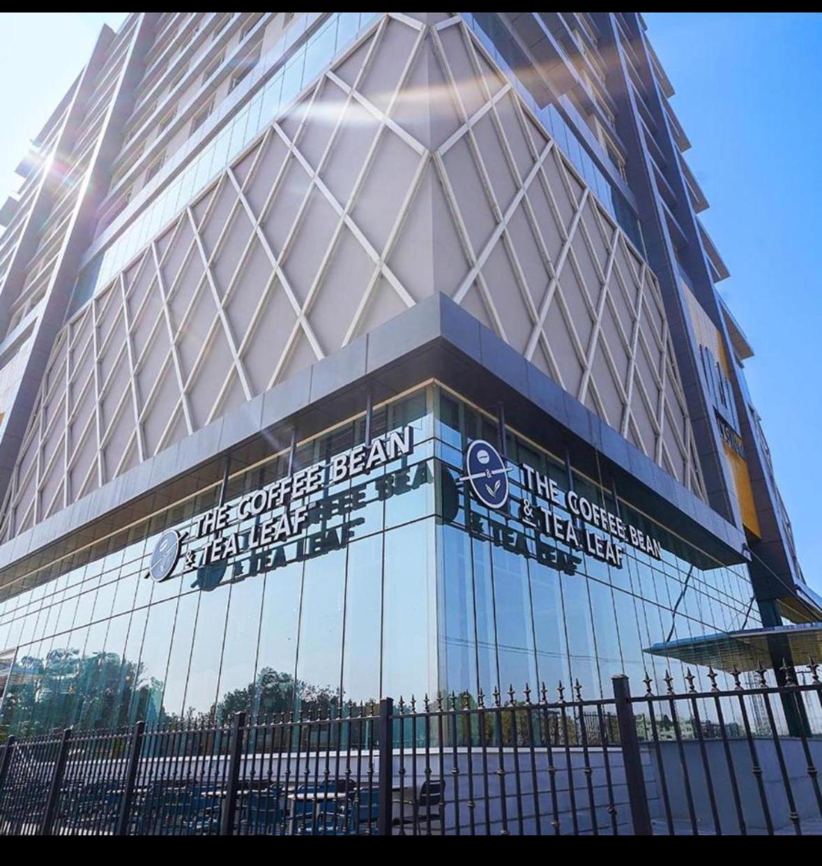 High Rise Presidential Suite In Elysium Opp Centaurus Islamabad Exterior photo